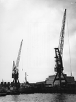 1974-890 Merwehaven met schepen en hijskranen.