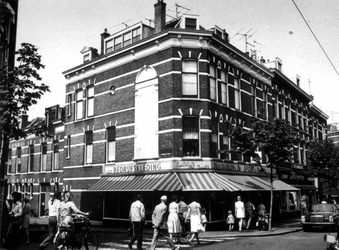 1975-1206 Gezicht op de Nieuwe Binnenweg, hoek van de Aelbrechtstraat.