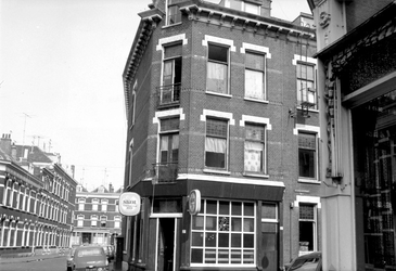 1975-1207 Gezicht in de Van der Hilststraat, hoek van de Aelbrechtstraat.