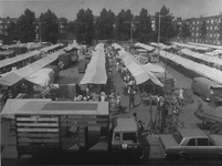 1975-1364 De weekmarkt op het Visserijplein.