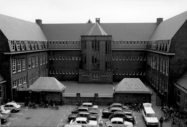 1975-1478 De binnenplaats en de parkeergelegenheid van de Gemeentelijke pedagogische academie. Scholengemeenschap aan ...