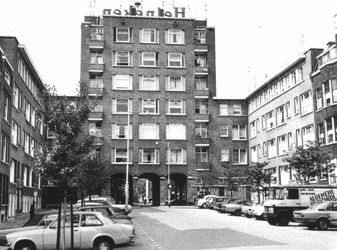1975-1512 Gezicht op het Rauwenhoffplein.