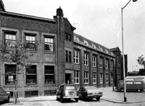1975-1513-TM-1515 Gezichten op de Rauwenhoffstraat.Afgebeeld van boven naar beneden:-1513: oud schoolgebouw op de hoek ...