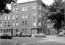 1975-1524 Gezicht op de Burgemeester Meineszlaan, hoek van De Jagerstraat.
