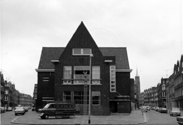 1975-1525 Gezicht op de H.J. van Wijlenschool aan de Buitenhofstraat 145-175, nabij de Essenburgstraat links. Op de ...