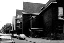 1975-1526 Gezicht op de Essenburgstraat met de H.J. van Wijlenschool ( bijzondere kleuterschool en lager onderwijs ) ...