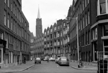 1975-1529 Gezicht op de Buitenhofstrat gezien vanaf de Veeluststraat. Op de achtergrond de toren van de ...