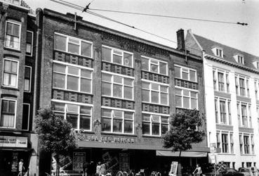 1975-1531 Supermarkt Bas van der Heijden is bevestigd in de voormalige NV Rotterdamsche confectiefabriek a/h Abriels ...