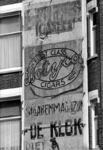 1975-1543 Gezicht op de verschillende malen beschilderde plaats voor reclame aan de gevel van het hoekhuis Tiendstraat ...