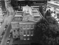 1975-1544 De Schielandstuin aan de achterzijde van het Schielandshuis/Historisch Museum, links het Bulgersteyn, rechts ...