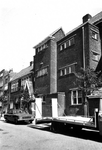 1975-1549-TM-1551 Gezichten op de R.K. basisschool aan de Rauwenhoffstraat 32B.Afgebeeld van boven naar ...