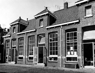 1975-1553-TM-1556 De openbare kleuterschool De woelige Roef aan de De Jagerstraat nummer 22.Afgebeeld van boven naar ...