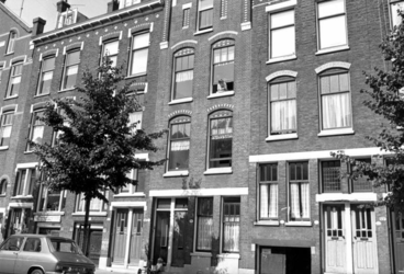 1975-1559 Gezicht op de Gerrit van de Lindestraat met nummer 57. Gebouwd in 1910 (op de gevelsteen).