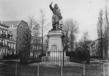 1975-1567 Het standbeeld van Piet Heyn op het Piet Heynsplein.