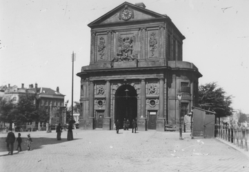 1975-1571 De Delftse Poort aan het Delftsepoortplein.
