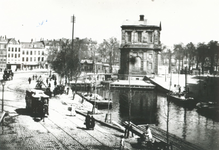 1975-169 De Coolsingel, de Delftse Poort en rechts het Delftsepoortplein.