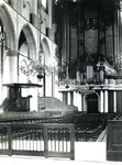1975-196 Interieur van de Sint-Laurenskerk.Links de preekstoel, op de achtergrond boven het orgel.