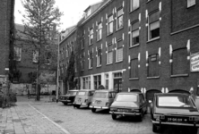 1975-1976 Gezicht op de Gouvernedwarstraat gezien vanaf de Gouvernestraat.