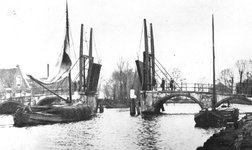 1975-201 De Hogebrug over de Delfshavense Schie. Links de Delfshavensekade met boerderij van Kool. Op de achtergrond ...