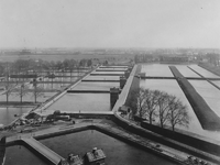 1975-23 Overzicht van de bassins aan de voet van de watertoren van de drinkwaterleiding aan de Honingerdijk.