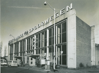 1975-301 Station Hofplein bij het Couwenburg.