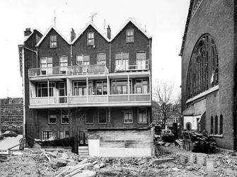 1975-305 Gezicht op de achterzijde van de huizen aan de 's-Gravendijkwal met de half afgebroken Nieuwe Kerk (Delfshaven).