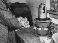 1975-336 Stortkoker in de keuken van een woning aan de Justus van Effenstraat.