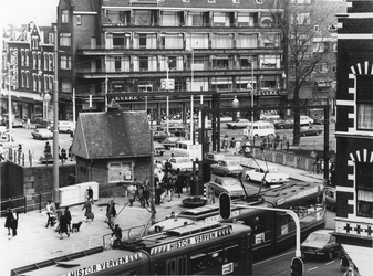 1975-479 De Lage Erfbrug tussen de Nieuwe Binnenweg en de Havenstraat over de Delfshavense Schie, gezien vanuit een ...