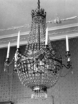1975-514 Kristallenlamp met kaarsen en luchter van Kuyl's fundatie aan de 's-Gravenweg.
