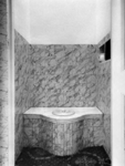 1975-546 De toilet van Kuyl's fundatie, dat niet in gebruik is aan de 's-Gravenweg.