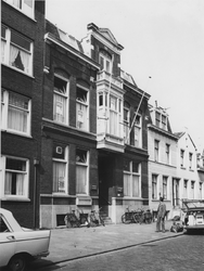 1975-627 Het wijkorgaan Delfshaven aan de Havenstraat 183, uit het zuidoosten.