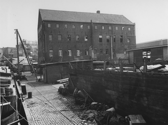 1975-630 Achterzijde van het pakhuis Waaldijk 29 aan de Buizenwaal.