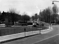 1975-665 Bouwterrein aan de Gerdesiaweg voor de aanleg van de metrolijn oost. Linkerzijde Chris Bennekerslaan. Midden ...