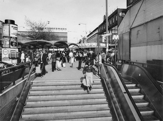 1975-695 Het Beursplein met diverse kraampjes.Op de voorgrond de trappen van metrostation Beurs en de voetgangerstunnel ...