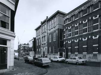 1975-741 Gebouwen in de Dirk Smitsstraat uit het noordwesten gezien, vanaf de Linker Rottekade.