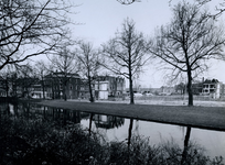 1975-747 Crooswijksekade met restanten in de Meermanstraat. Uit het noorden, vanaf de Crooswijksesingel.