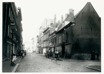 1975-760 De Baan, bij de Sleutelsteeg.Op de achtergrond winkelgalerij de Passage aan de Coolvest.