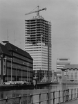 1975-775 De Delftsevaart, links het hoofdbureau van politie aan het Haagseveer, rechts de kerk van de Doopsgezinde ...