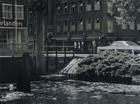 1975-776 De Delftsevaart, de Meentbrug, de Meent met links het gebouw van verzekeringsmaatschappij De Nederlanden van ...