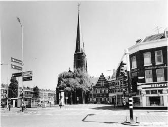 1975-779 Het Stieltjesplein en rechts de Stieltjesstraat. In het midden de Rooms Katholieke kerk Onze Lieve Vrouwe van ...