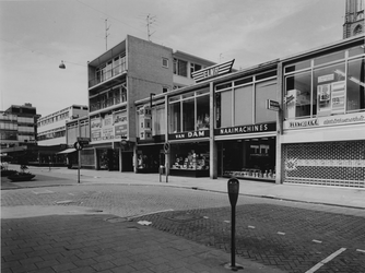 1975-791 De Hoogstraat bij de bocht richting de Ds. Jan Scharpstraat.De trottoirs zijn auto-vrij gemaakt.