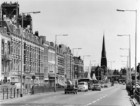 1975-793 De Van der Takstraat, en op de achtergrond de Koninginnebrug en het Stieltjesplein.