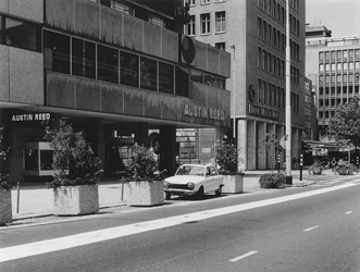 1975-797 De Coolsingel met net aangelegde wegversmalling en plaatsing van bloembakken om de parkeergelegenheid te ...
