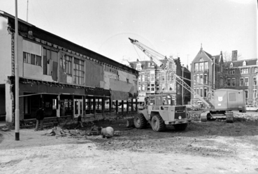 1976-103-TM-105 Gezichten op de sloop van noodwinkelpanden aan de Breitnerstraat en Nieuwe Binnenweg. Op de achtergrond ...