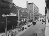 1976-1253 Gezicht op de Aert van Nesstraat in de richting van de Coolsingel met op de achtergrond links het postkantoor.