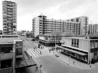 1976-1254 Gezicht op de Aert van Nesstraat. In het midden de Lijnbaan.
