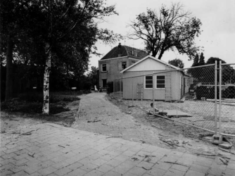 1976-1259 Huis aan de 's-Gravenweg nummer 212. Voorgrond rechterzijde de bouwkeet voor de metro-werkzaamheden.