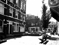 1976-1280 Gezicht in de Palmdwarsstraat met links de Palmstraat. Op de achtergrond de Bloemstraat.