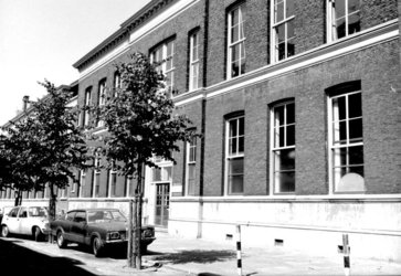 1976-1284-EN-1285 Gezichten in de Drievriendenstraat met rechts de Nijverheidsschool.