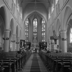 1976-1435 Huwelijkssluiting in de rooms-katholieke Onze Lieve Vrouwe van de Heilige Rozenkranskerk aan de Provenierssingel.